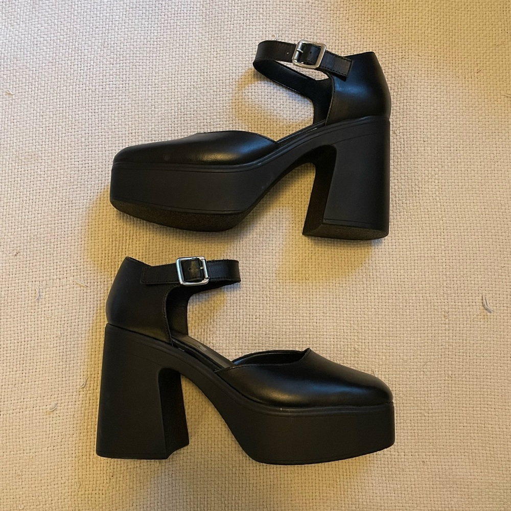 l’intervalle platform mary jane pumps
